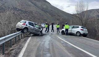 Erzincan-Kemah yolunda iki ara&ccedil; kafa kafaya &ccedil;arpıştı