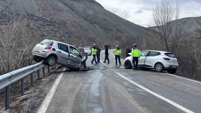 Erzincan-Kemah yolunda iki araç kafa kafaya çarpıştı: 4 yaralı