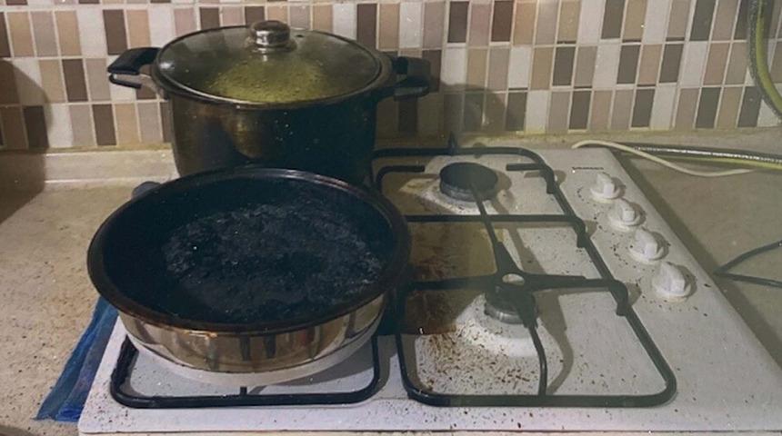 Ocakta unuttuğu yemek yandı: Dumandan etkilenip &ouml;ld&uuml;!