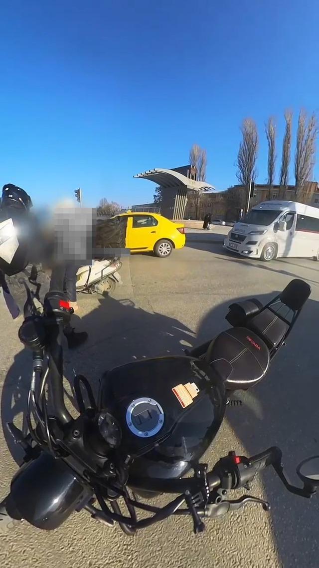 Benzini biten motosikleti iterken dengesini kaybeden motosiklet s&uuml;r&uuml;c&uuml;s&uuml; kaza yaptı 5