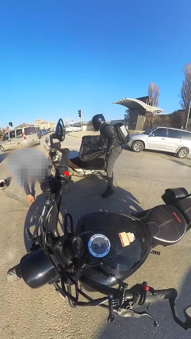 Benzini biten motosikleti iterken dengesini kaybeden motosiklet s&uuml;r&uuml;c&uuml;s&uuml; kaza yaptı 4