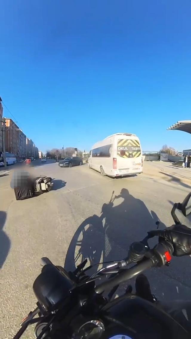 Benzini biten motosikleti iterken dengesini kaybeden motosiklet s&uuml;r&uuml;c&uuml;s&uuml; kaza yaptı 3