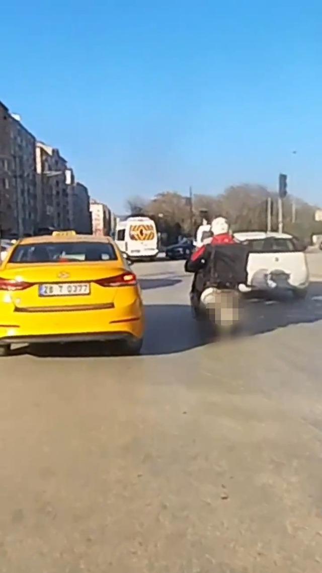 Benzini biten motosikleti iterken dengesini kaybeden motosiklet s&uuml;r&uuml;c&uuml;s&uuml; kaza yaptı 2