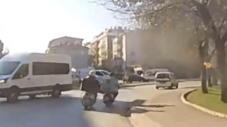 Benzini biten motosikleti iterken dengesini kaybeden motosiklet s&uuml;r&uuml;c&uuml;s&uuml; kaza yaptı