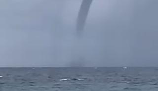 Antalya&rsquo;da korkutan hortum karaya ulaşmadan kayboldu