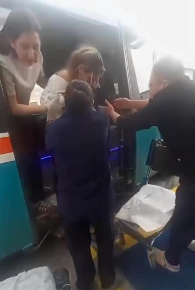 Yolculuk sırasında sancılanan kadın dolmuşta doğum yaptı 3