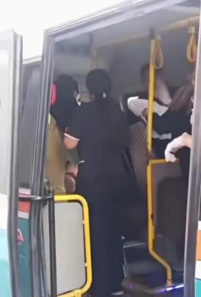 Yolculuk sırasında sancılanan kadın dolmuşta doğum yaptı 2