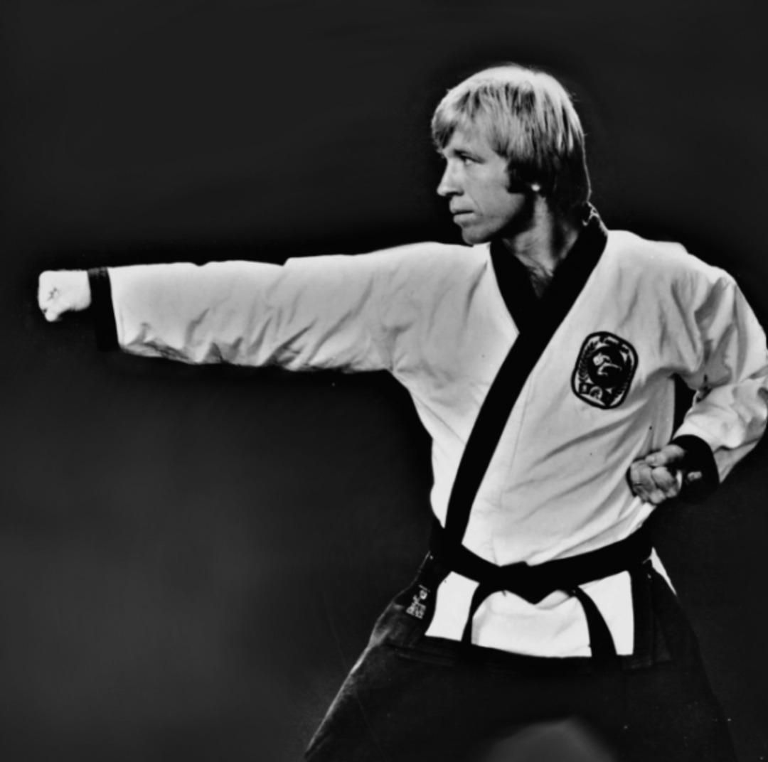 Aksiyon filmlerinin &uuml;nl&uuml; ismi Chuck Norris hayatını kaybetti! 4