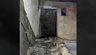 Mardin&rsquo;de 2 katlı evin bir b&ouml;l&uuml;m&uuml; &ccedil;&ouml;kt&uuml;! Yara almadan kurtuldular