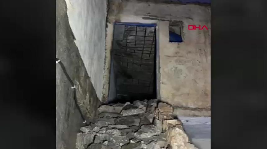 Mardin&rsquo;de 2 katlı evin bir b&ouml;l&uuml;m&uuml; &ccedil;&ouml;kt&uuml;! Yara almadan kurtuldular