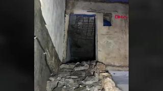 Mardin’de 2 katlı evin bir bölümü çöktü! Yara almadan kurtuldular