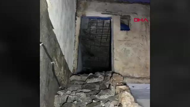 Mardin’de 2 katlı evin bir bölümü çöktü! Yara almadan kurtuldular