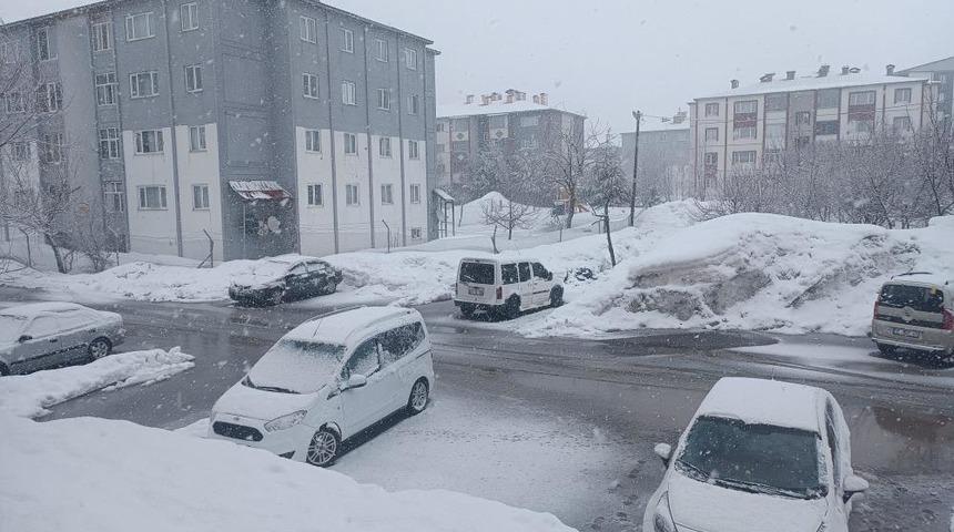 Bitlis bayramın ilk g&uuml;n&uuml;nde beyaz &ouml;rt&uuml;ye b&uuml;r&uuml;nd&uuml;