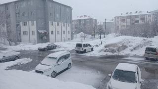 Bitlis bayramın ilk gününde beyaz örtüye büründü