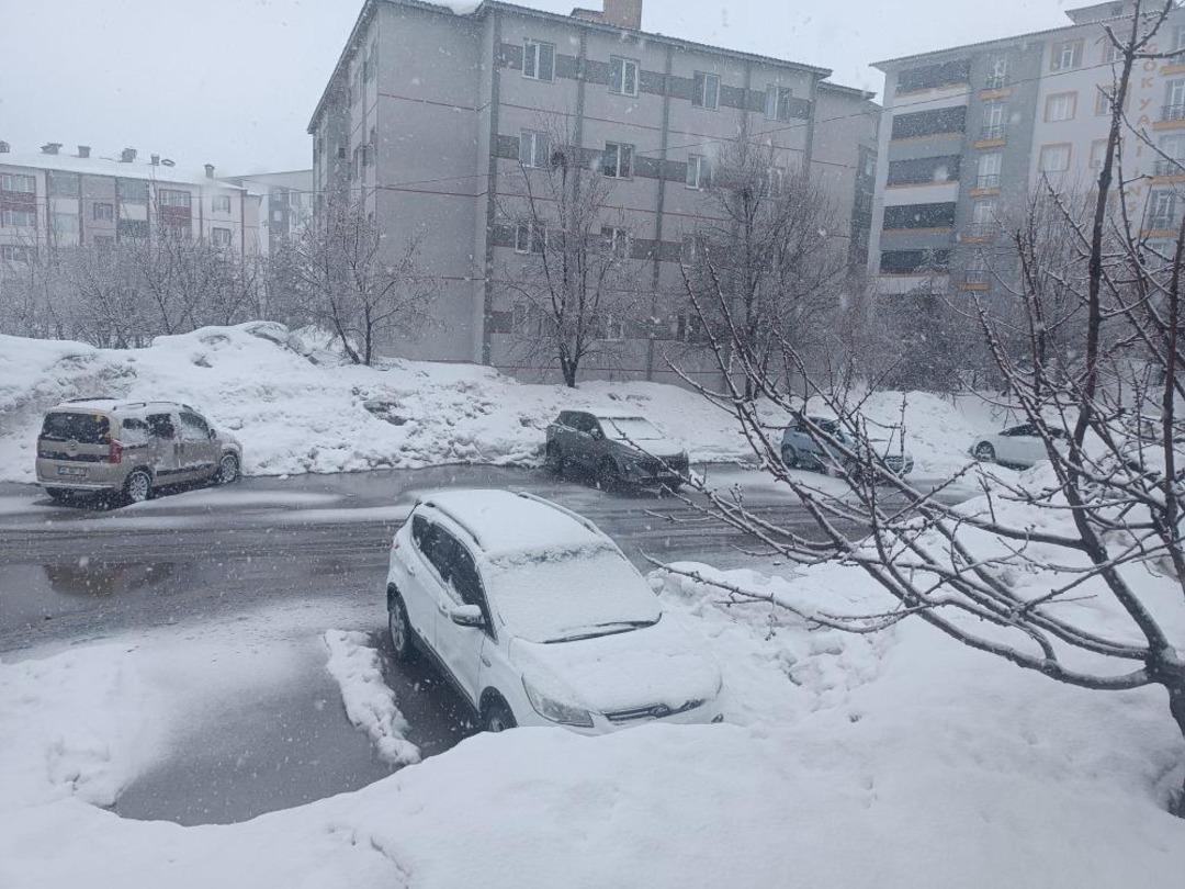 Bitlis bayramın ilk g&uuml;n&uuml;nde beyaz &ouml;rt&uuml;ye b&uuml;r&uuml;nd&uuml; 1
