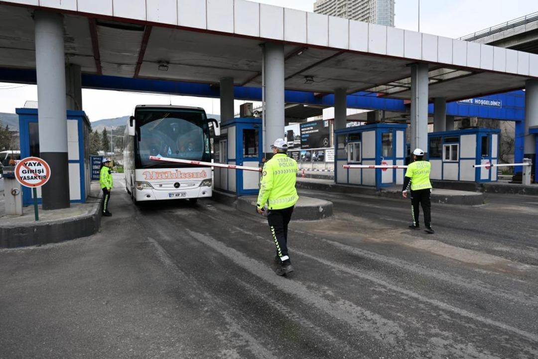 İzmir de polis ekiplerinden bayram mesaisi 1