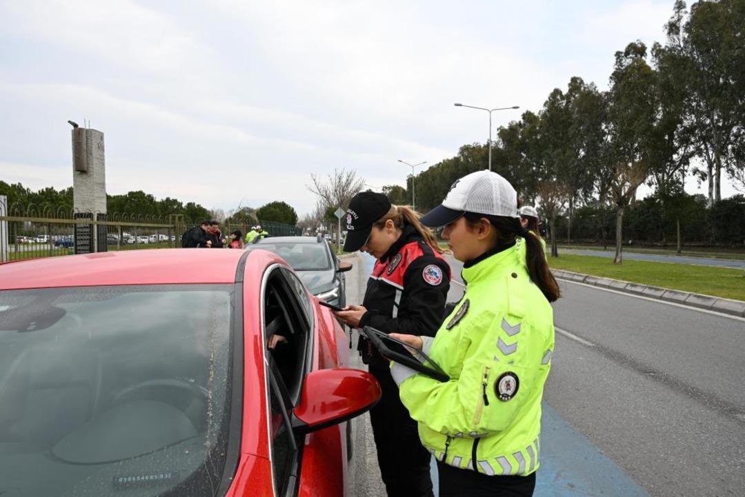 İzmir de polis ekiplerinden bayram mesaisi 3