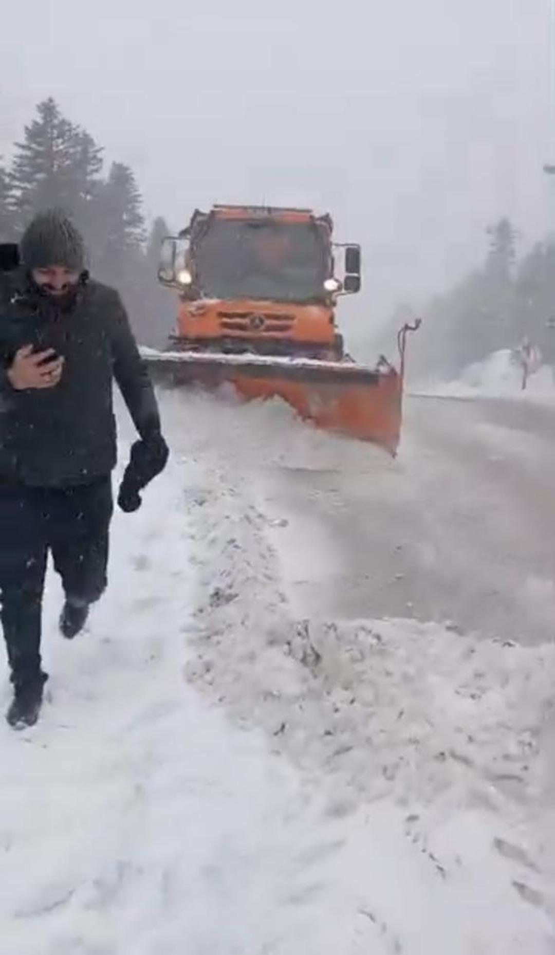 Uludağ’da bayramda kar sürprizi: Yollar beyaza büründü, ekipler seferber oldu 1