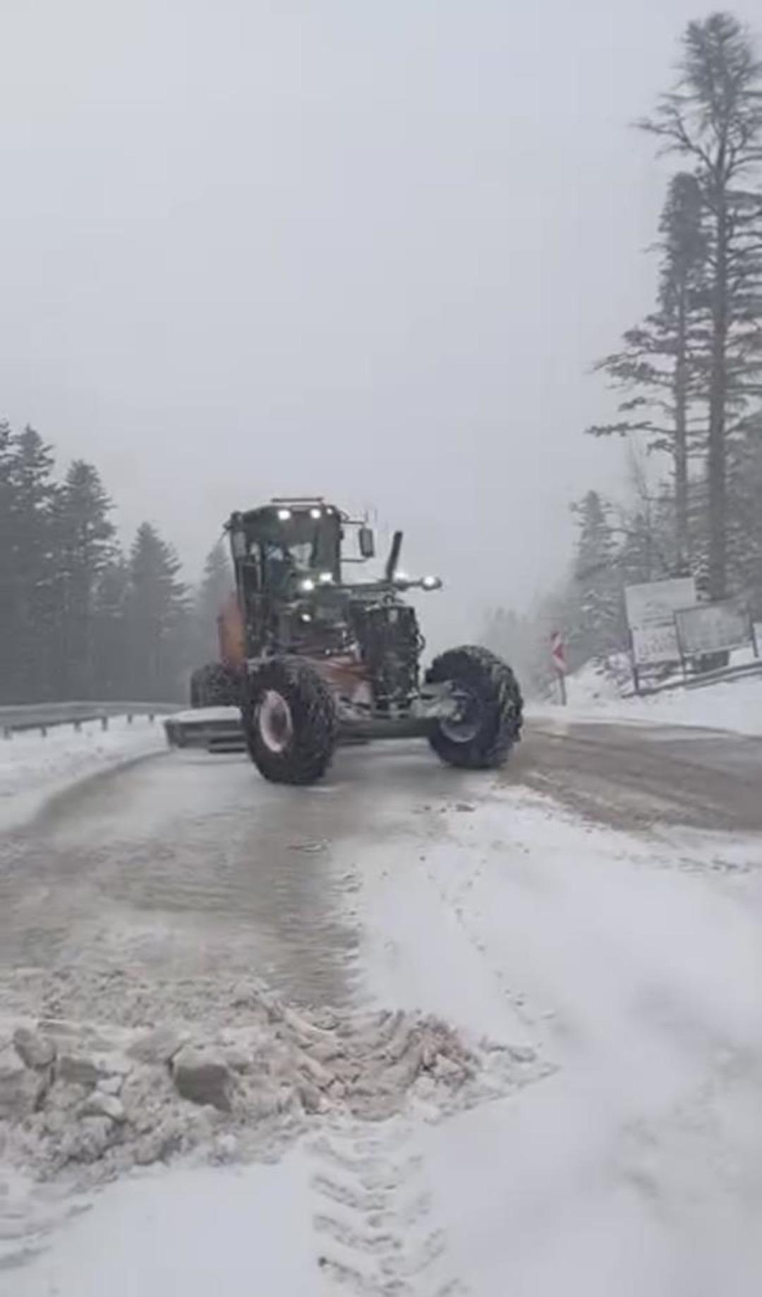 Uludağ’da bayramda kar sürprizi: Yollar beyaza büründü, ekipler seferber oldu 3