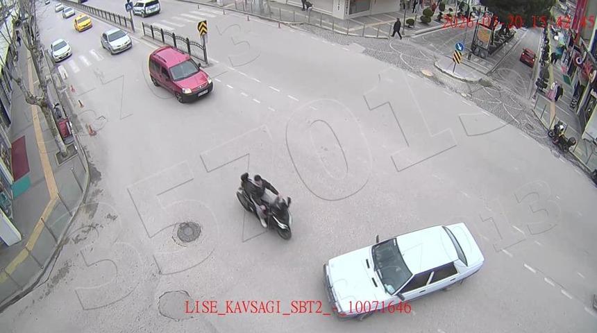Amasya&rsquo;da motosiklet ile otomobilin &ccedil;arpıştığı kaza kamerada