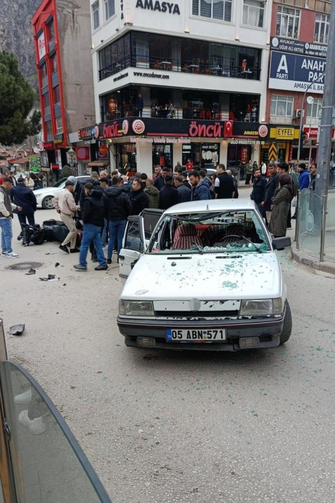 Amasya&rsquo;da motosiklet ile otomobilin &ccedil;arpıştığı kaza kamerada 3