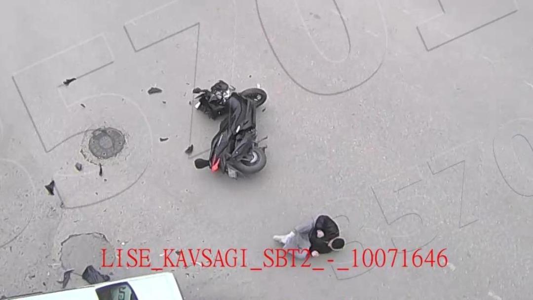 Amasya&rsquo;da motosiklet ile otomobilin &ccedil;arpıştığı kaza kamerada 2