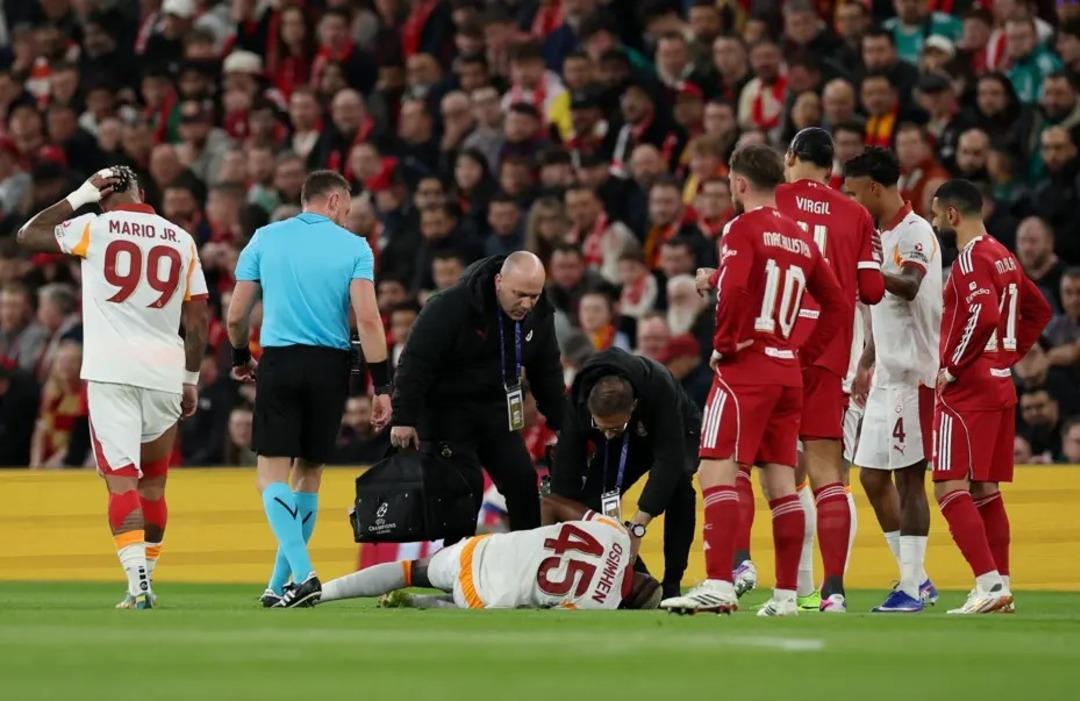 Kolu kırılan Osimhen i&ccedil;in eller havaya kalktı! Nijerya da dua seferberliği 3