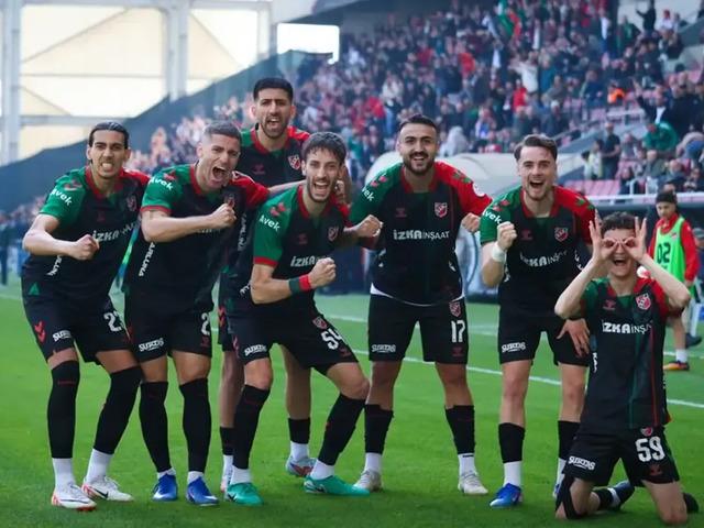 Karşıyaka, i&ccedil; sahada en başarılı takım