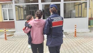 Yedi ayrı su&ccedil;tan aranıyordu, kucağında bebeğiyle hapse girdi