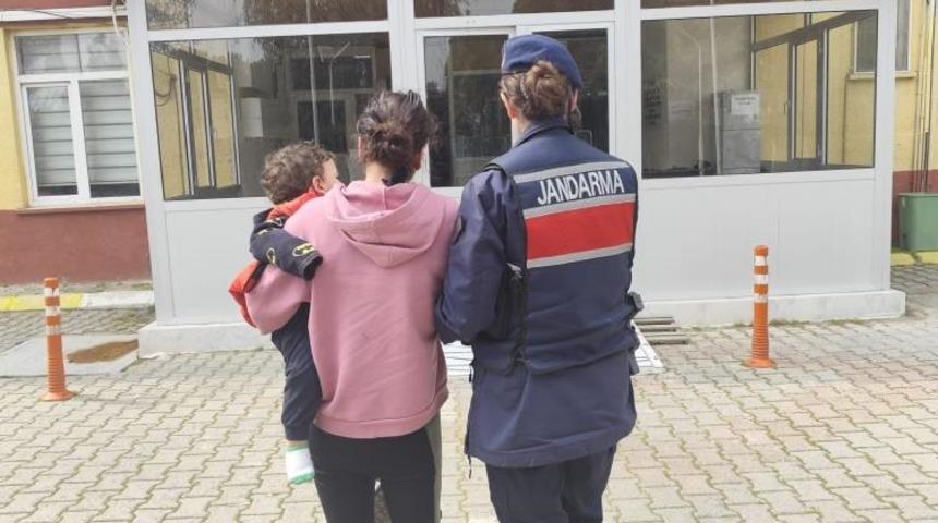 Yedi ayrı su&ccedil;tan aranıyordu, kucağında bebeğiyle hapse girdi