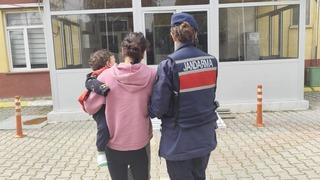 Yedi ayrı suçtan aranıyordu, kucağında bebeğiyle hapse girdi