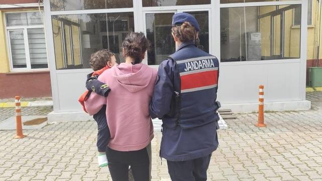 Yedi ayrı suçtan aranıyordu, kucağında bebeğiyle hapse girdi
