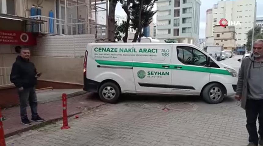 Adana'da yol kesip bı&ccedil;akla saldırdılar: 17 yaşındaki &ccedil;ocuk &ouml;ld&uuml;, 2 ağabeyi yaralandı