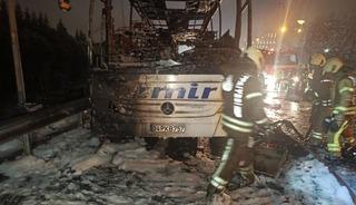 Bağcılar TEM'de yolcu otob&uuml;s&uuml; alevlere teslim oldu