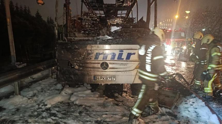 Bağcılar TEM'de yolcu otob&uuml;s&uuml; alevlere teslim oldu