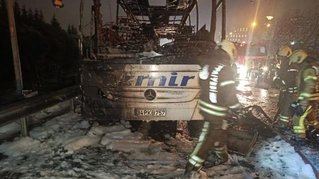 Bağcılar TEM'de yolcu otobüsü alevlere teslim oldu