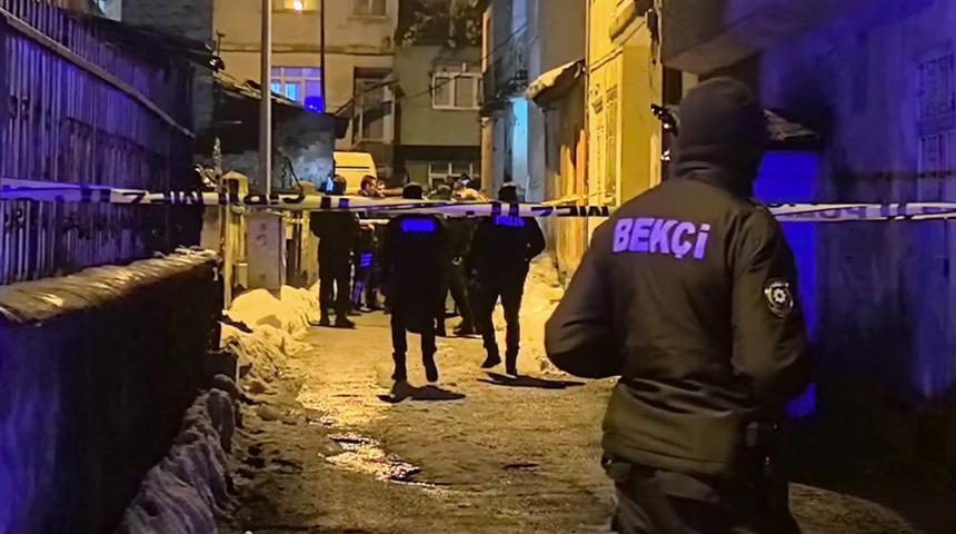 Sokakta boğazı kesilerek &ouml;ld&uuml;r&uuml;lm&uuml;ş halde bulundu!