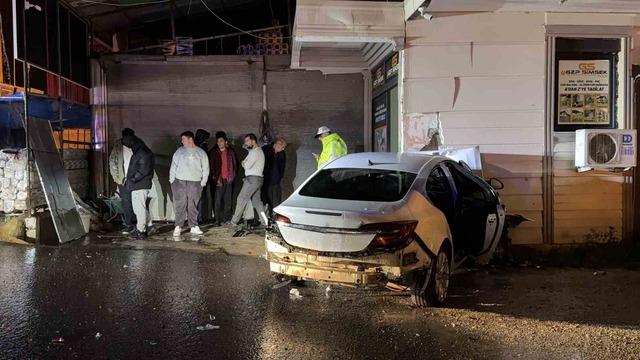 Gazipaşa&rsquo;da otomobil iş yerine girdi: 3 yaralı 5