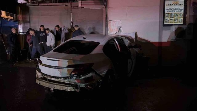 Gazipaşa&rsquo;da otomobil iş yerine girdi: 3 yaralı 4