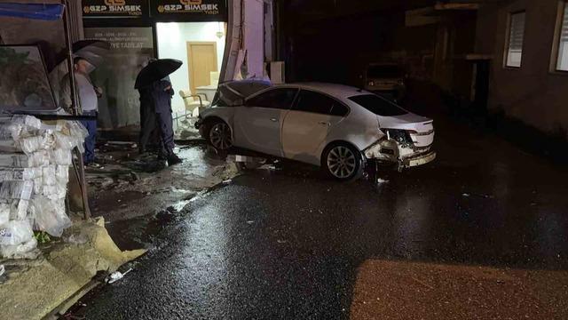 Gazipaşa&rsquo;da otomobil iş yerine girdi: 3 yaralı 3