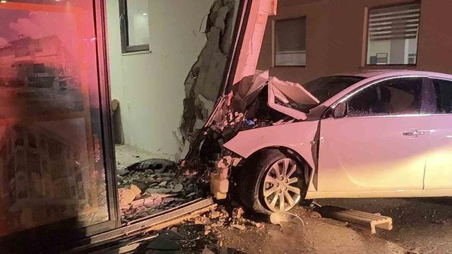 Gazipaşa&rsquo;da otomobil iş yerine girdi: 3 yaralı 2