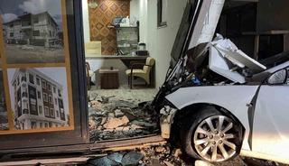 Gazipaşa&rsquo;da otomobil iş yerine girdi: 3 yaralı