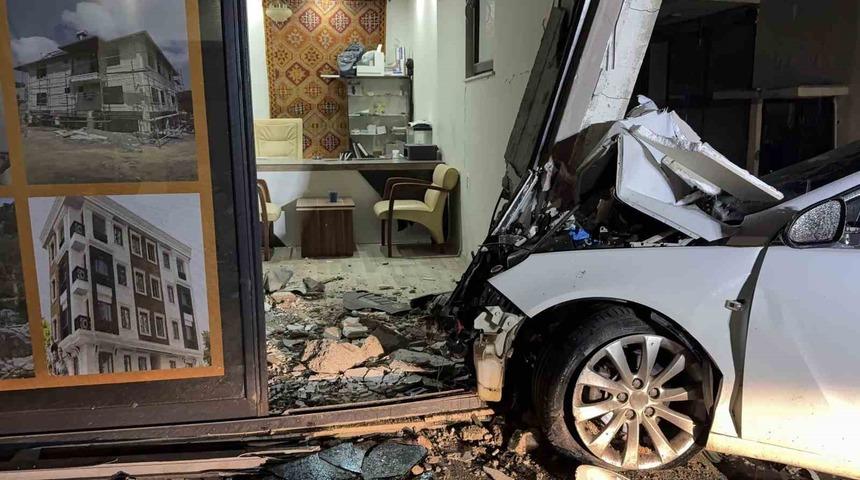 Gazipaşa&rsquo;da otomobil iş yerine girdi: 3 yaralı