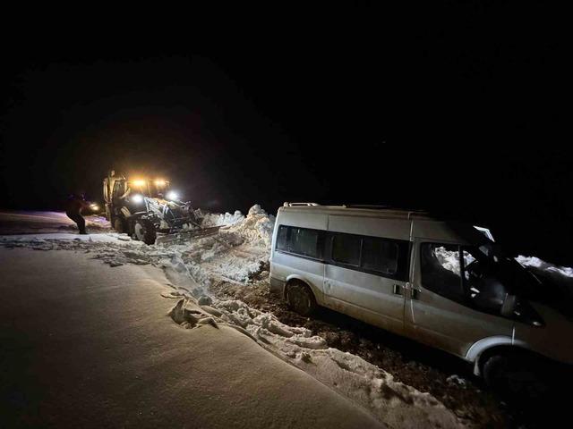 Başkale&rsquo;de yoldan &ccedil;ıkan minib&uuml;s kara saplandı 3