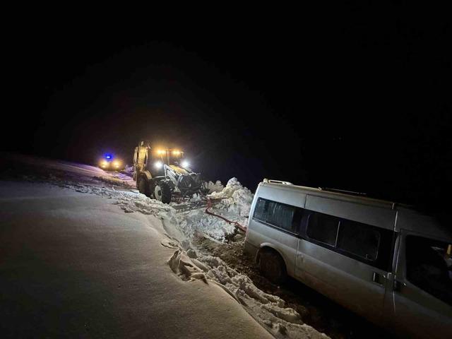 Başkale&rsquo;de yoldan &ccedil;ıkan minib&uuml;s kara saplandı 2