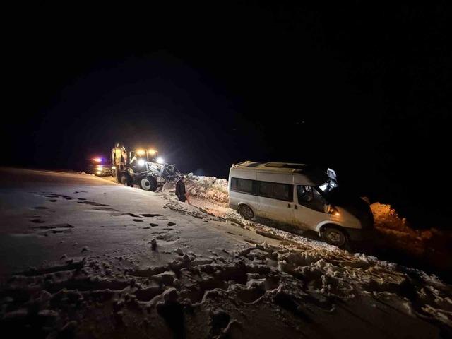 Başkale&rsquo;de yoldan &ccedil;ıkan minib&uuml;s kara saplandı 1