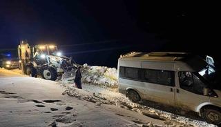 Başkale&rsquo;de yoldan &ccedil;ıkan minib&uuml;s kara saplandı
