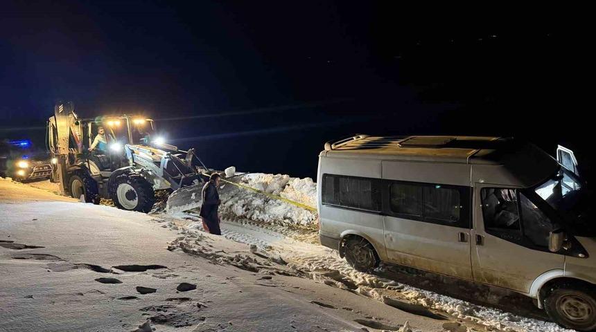 Başkale&rsquo;de yoldan &ccedil;ıkan minib&uuml;s kara saplandı