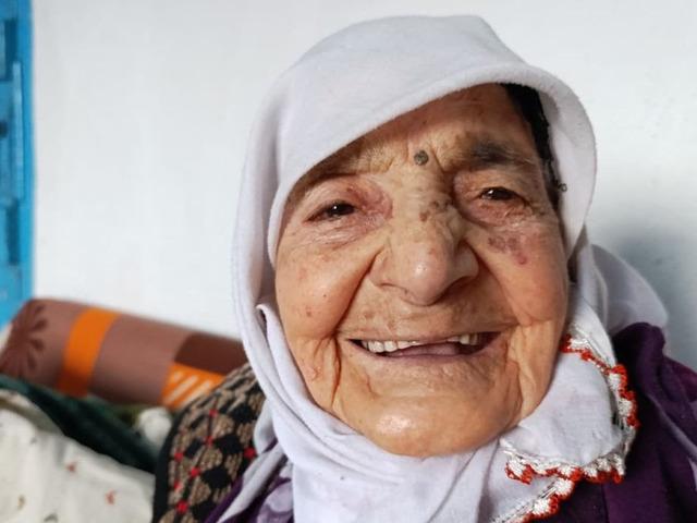 Asırlık &ccedil;ınar, iki devri birden yaşadı! Uzun yaşamın sırrını paylaştı