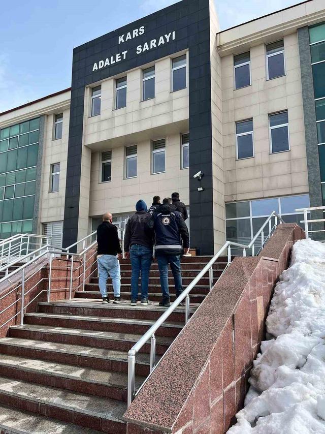 Kars&rsquo;ta d&uuml;zensiz g&ouml;&ccedil;men operasyonu 1